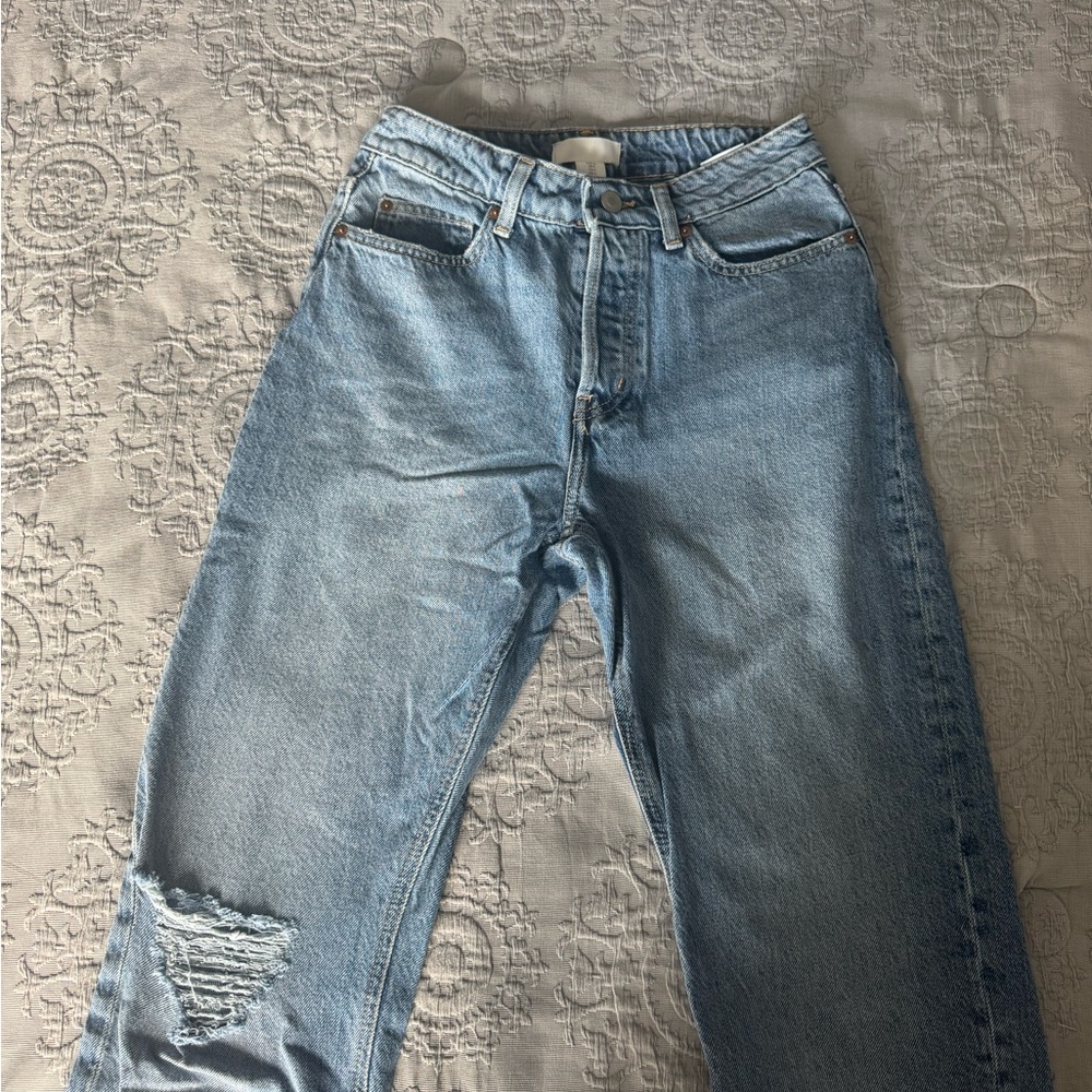 H&M Light Blue Boyfriend Jeans with Distressed Knee